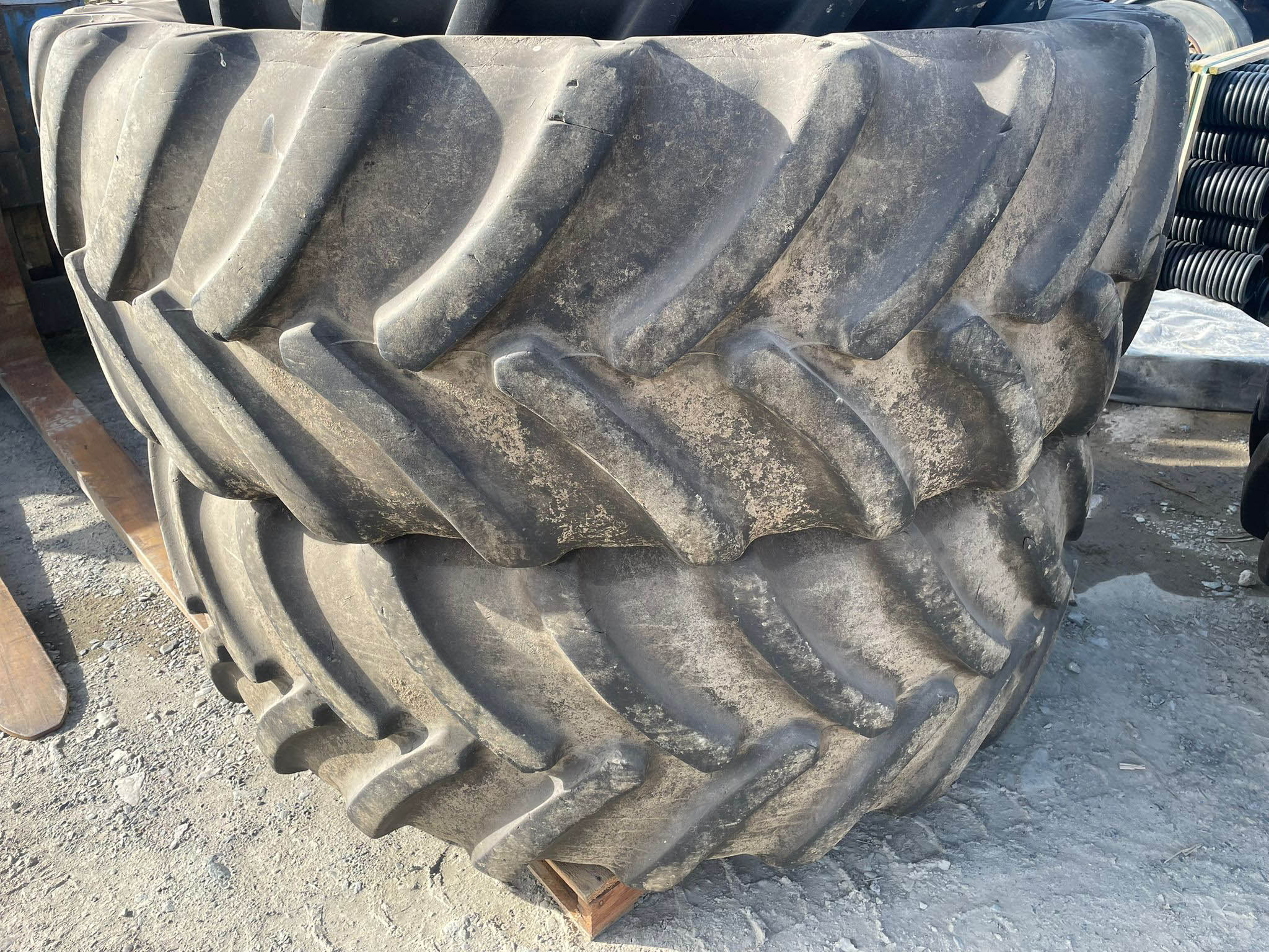 650/65R42 TYRES & RIMS
