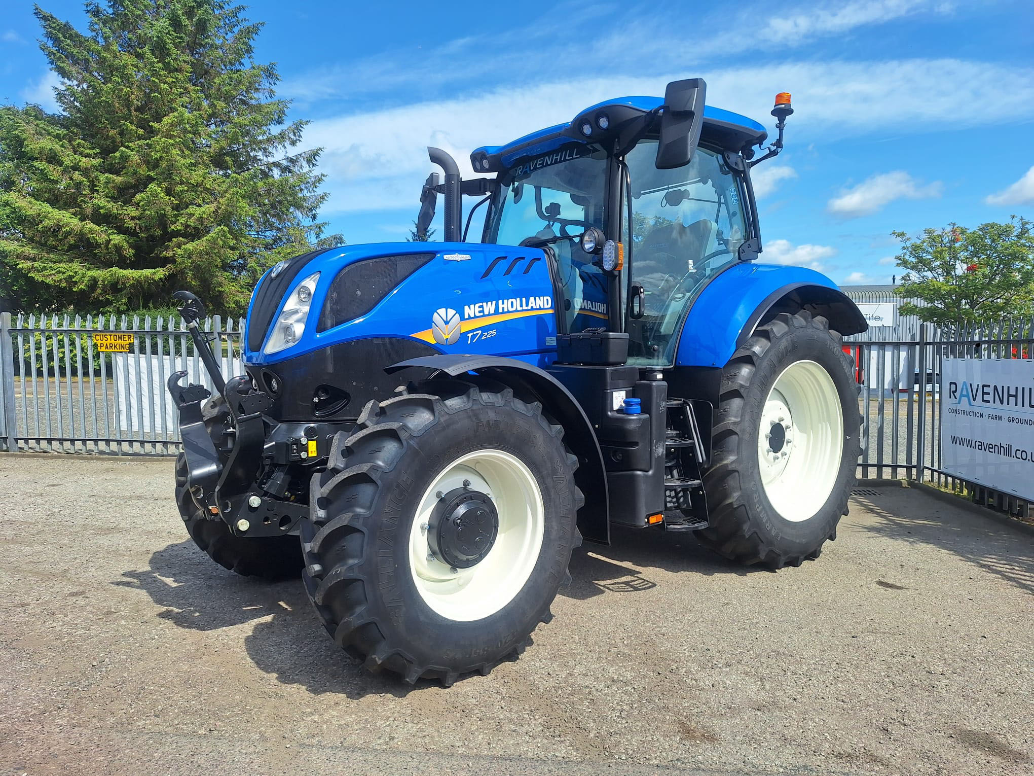 T7.225 AC NEW HOLLAND TRACTOR