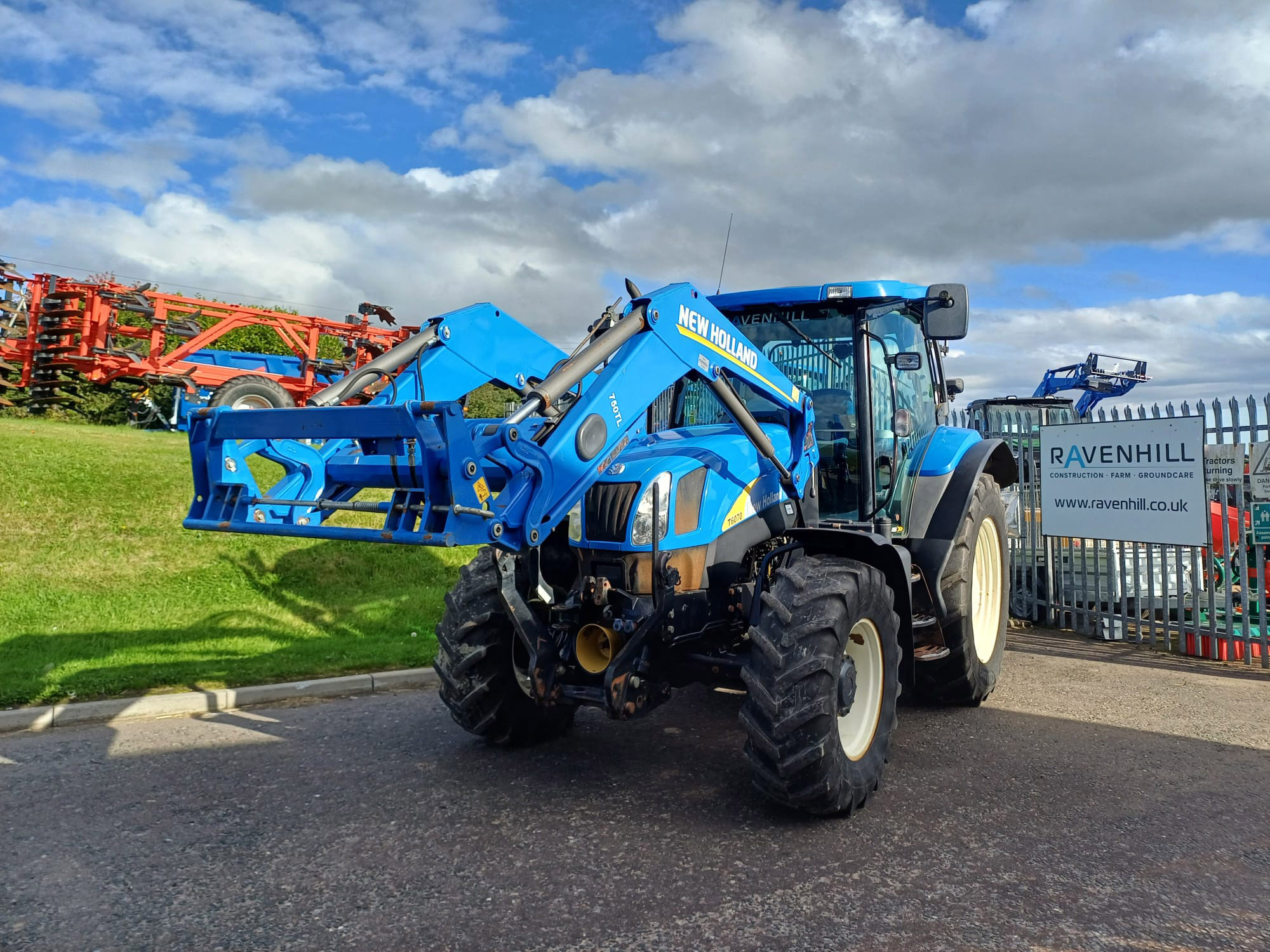 T6070 PLUS NEW HOLLAND TRACTOR