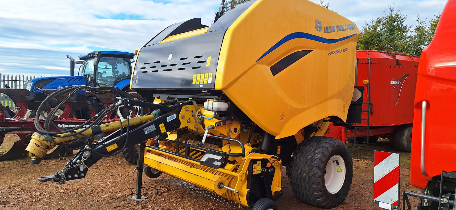 165RF NEW HOLLAND BALER